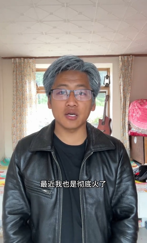 小伙模仿黄仁勋喝蜜雪冰城走红，网友直呼太像了