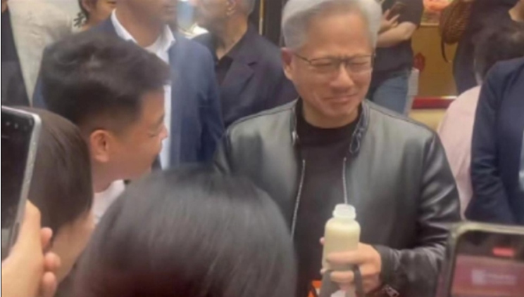 黄仁勋喝豆汁表情痛苦,北京美食体验成梗