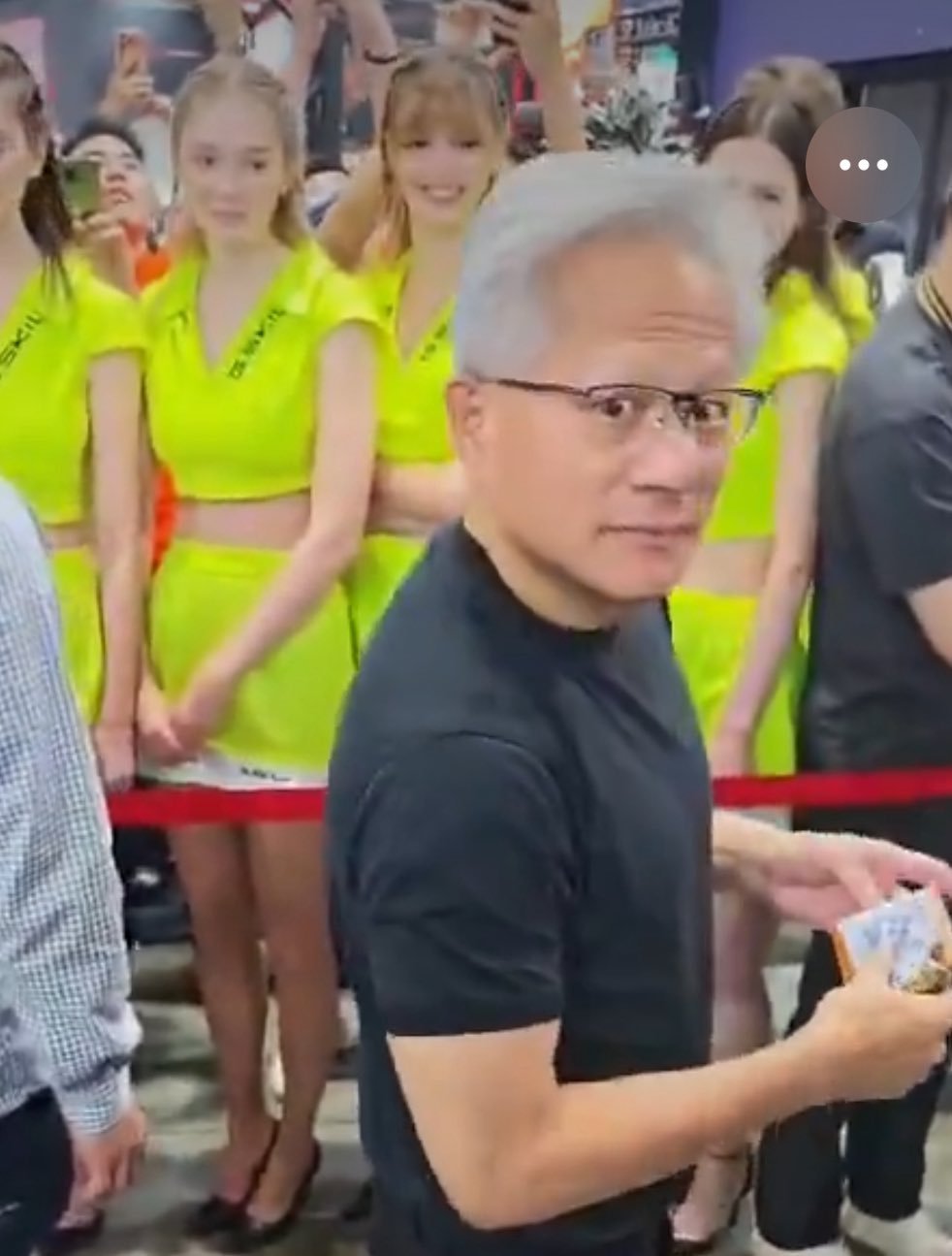 黄仁勋拿粉丝钱包钞票打赏模特,幽默场面爆红