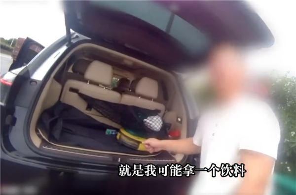 智驾不是自动驾驶！开车拿饮料撞护栏，交警：全程必须盯着路况