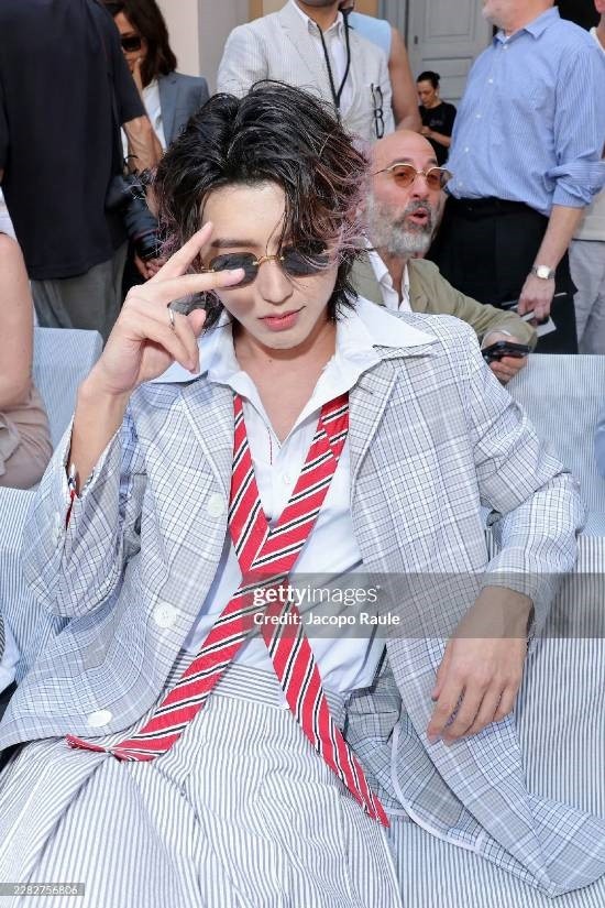 蔡徐坤穿裙装看秀，Thom Browne米兰男装周首秀引热议
