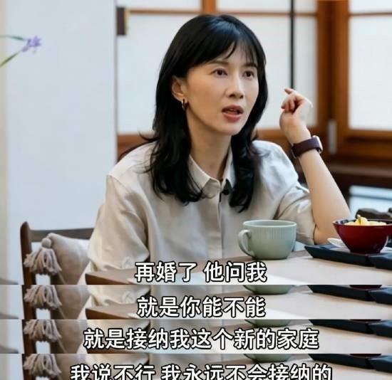 papi酱父亲再婚妻子仅大几岁 原生家庭伤痛引热议