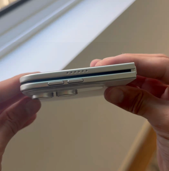 苹果首款折叠屏手机曝光:白色机模折痕明显,9月发布叫iPhone Ultra