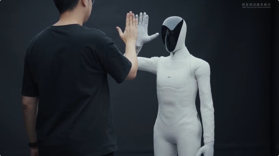 小鹏机器人升级,VLA预判6秒动作,反应快不卡顿
